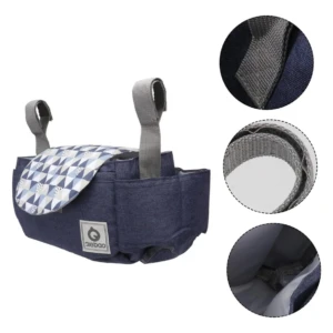 Bolso pañalera azul marino con estampado geométrico y correas grises para coche.