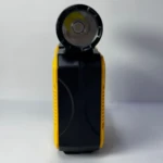 Linterna LED solar negra y amarilla portable, de diseño robusto con acabado texturizado.