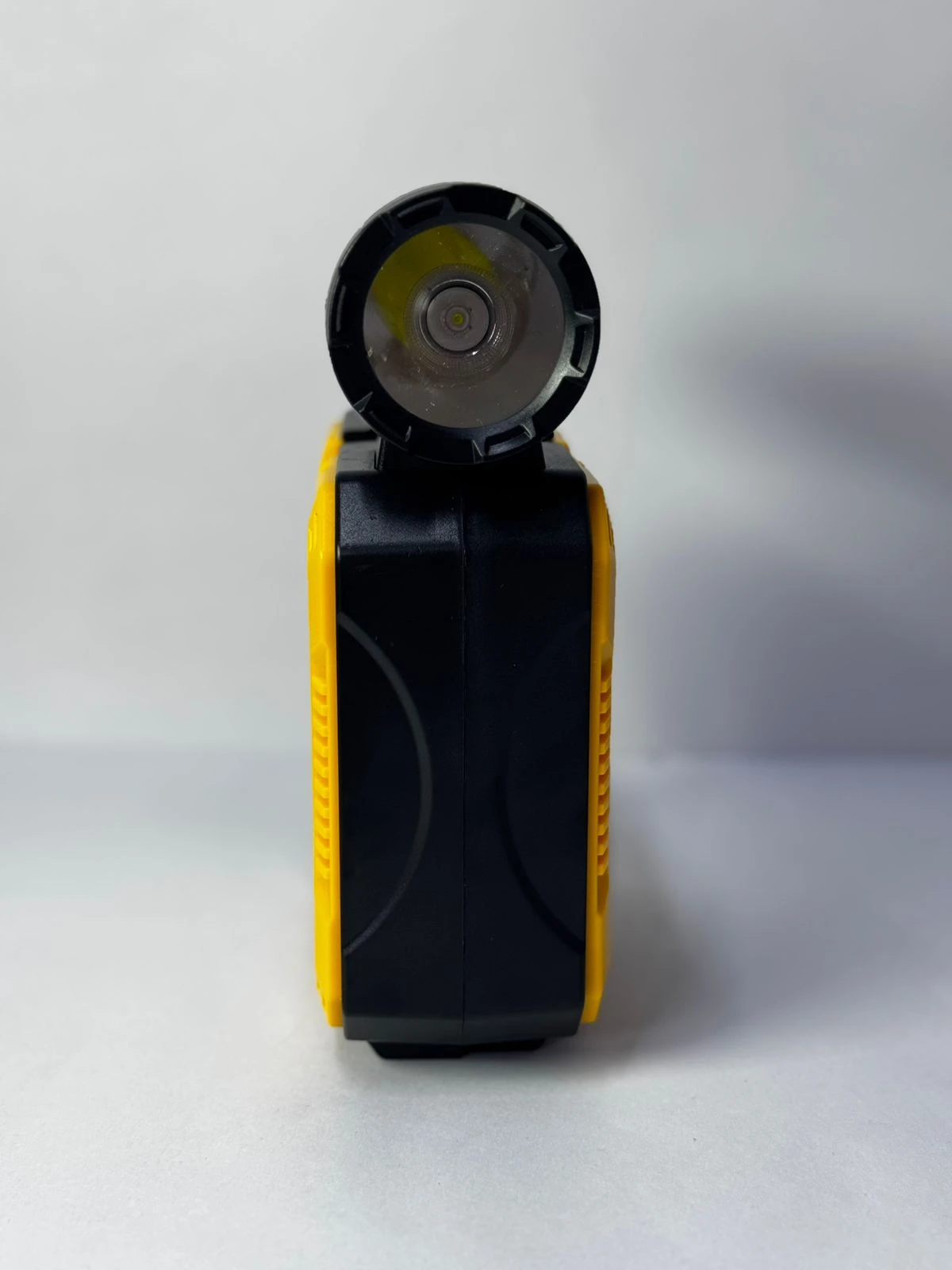 Linterna LED solar negra y amarilla portable, de diseño robusto con acabado texturizado.