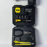 Kit de herramientas portátil con linterna LED y accesorios variados.