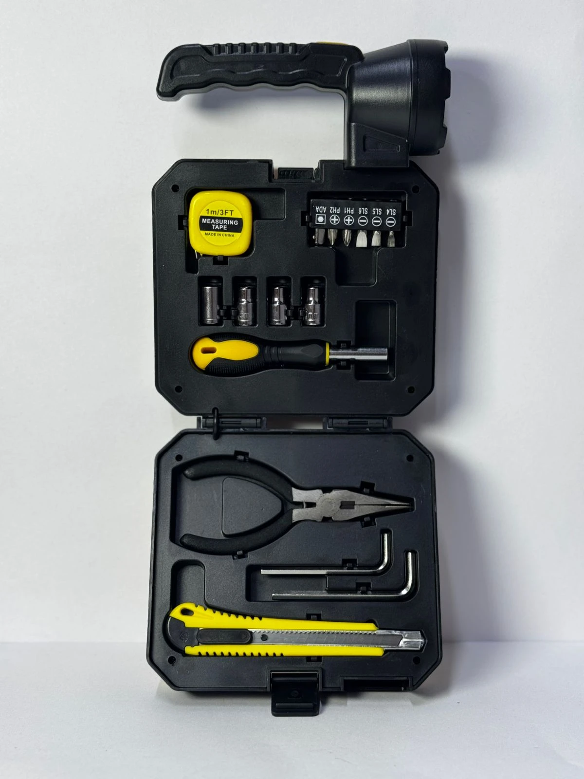 Kit de herramientas portátil con linterna LED y accesorios variados.