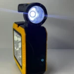 Linterna solar portátil amarilla y negra con panel de luz frontal, ideal para emergencias.