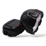 Linterna recargable negra Kaihao Kh-3889 con panel solar y dos orificios para enchufe.