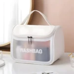 Cosmetiquera blanca tipo bolso "Washbag" translúcida con cierre plateado y manija, ideal para organizar artículos de aseo.