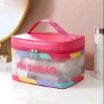 Cosmetiquera washbag transparente con asa rosa, detalles de colores y texto "WASHBAG".