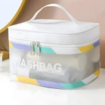 Cosmetiquera blanca translúcida con diseño geométrico a colores y texto "WASHBAG".