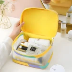 Cosmetiquera Washbag amarilla y transparente con productos de belleza, ideal para organizar.