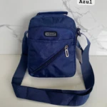 Carriel Sport azul oscuro de nylon con parche "S SPORT", cremallera diagonal y correa ajustable, sobre fondo de mármol blanco.