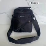 Carriel Sport negro, tipo bandolera, con detalles en cremallera y parche "S Sport", sobre fondo de mármol blanco.