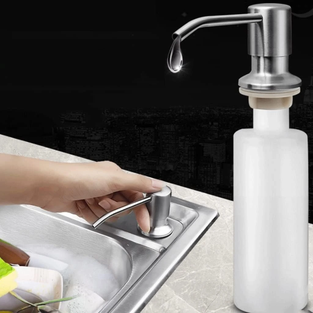 Dispensador de jabón de aluminio pulido para cocina, con surtidor curvo y botella blanca, sobre encimera.