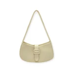 Bolso de hombro estilo baguette color beige claro, textura lisa, con correa delgada y detalle de hebilla rectangular central.