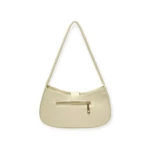 Bolso de hombro tipo baguette color beige claro, estilo corto, con correa delgada y cierre de cremallera exterior dorado.
