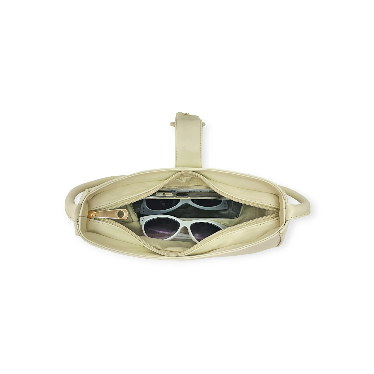Bolso Dama Karla Chacón Paris Beige abierto, mostrando interior beige con un celular y gafas de sol blancas en el bolsillo principal.
