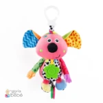 Móvil para cochecito de peluche rosa con sonajero floral, orejas estampadas y anillos de juego.