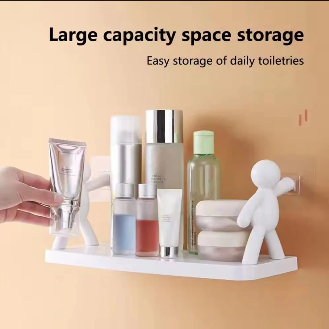 Repisa blanca de pared para baño con varios artículos de tocador y un muñeco blanco decorativo sujetándose.