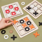 Juego de mesa Triqui de madera con fichas rojas, blancas y negras, en tres tableros diferentes.