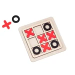 Juego de mesa triqui de madera con fichas rojas "X" y negras "O".