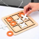 Juego de mesa Triqui pequeño de madera con fichas naranjas de círculo y blancas de cruz.