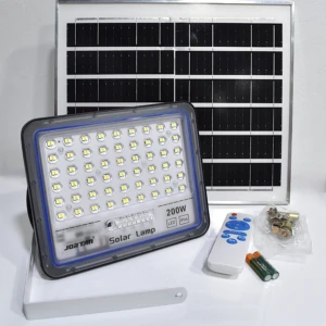 Lámpara solar Jortan 200W con panel rectangular, reflector LED, control remoto, baterías y kit de montaje metálico dispuestos sobre superficie blanca.