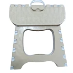 Butaco plegable color beige claro, con tapa texturizada estilo mimbre y asa de transporte superior.