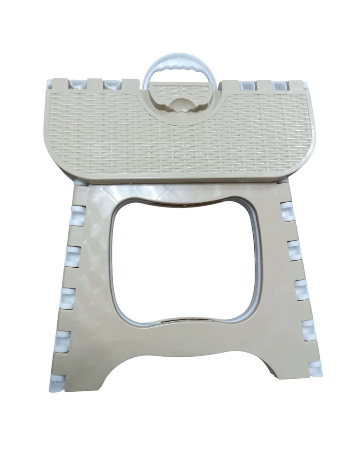 Butaco plegable color beige claro, con tapa texturizada estilo mimbre y asa de transporte superior.