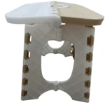 Butaco plegable de plástico blanco y beige, vista lateral, superficie texturizada antideslizante.