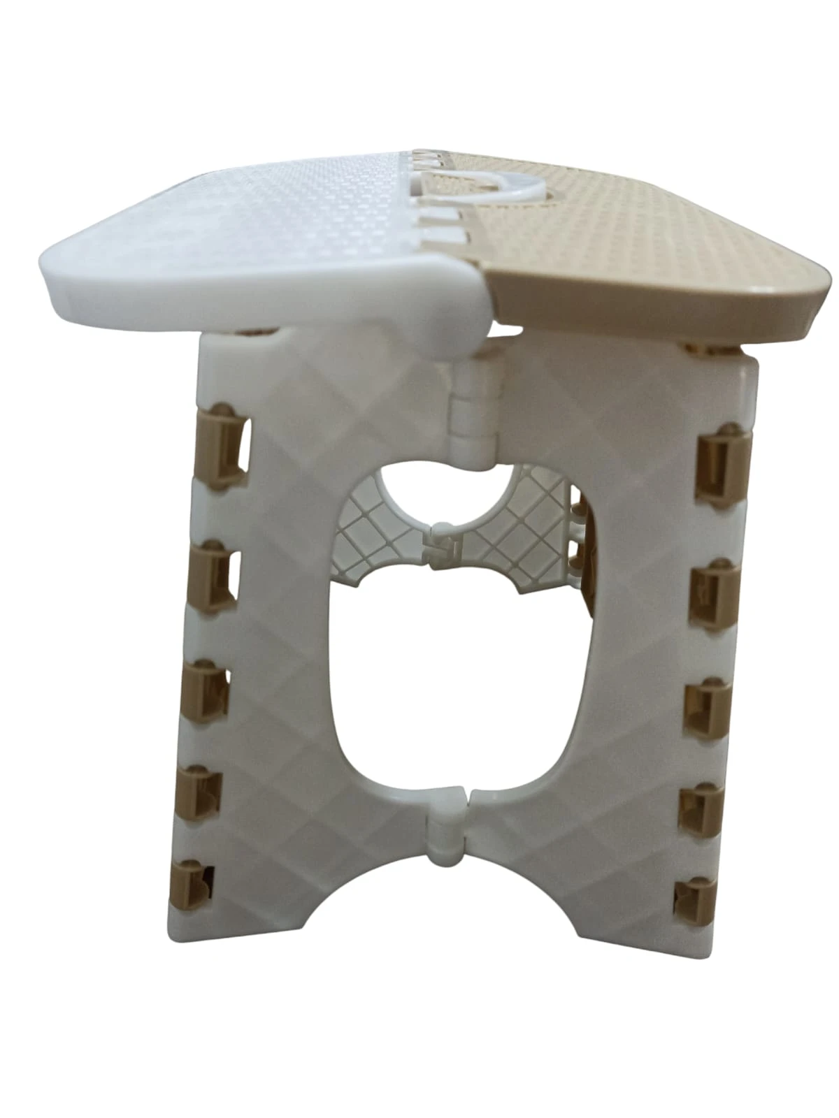 Butaco plegable de plástico blanco y beige, vista lateral, superficie texturizada antideslizante.