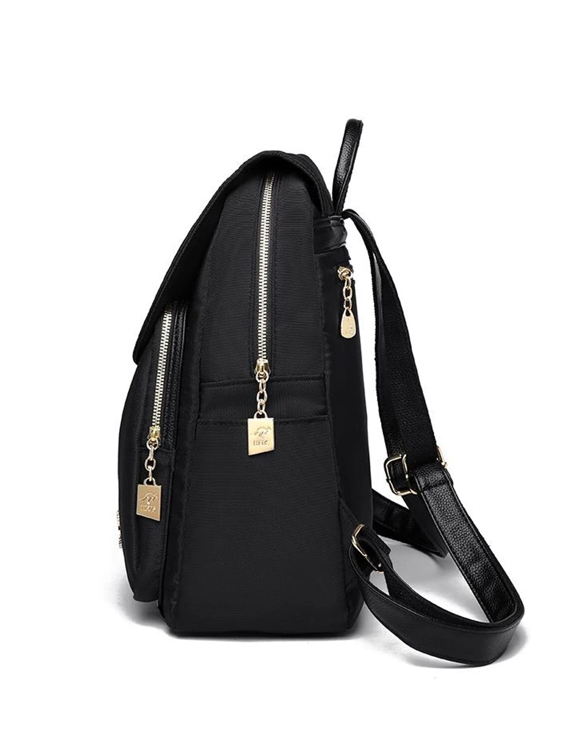 Bolso de dama negro, estilo mochila, con detalles dorados y múltiples cierres.