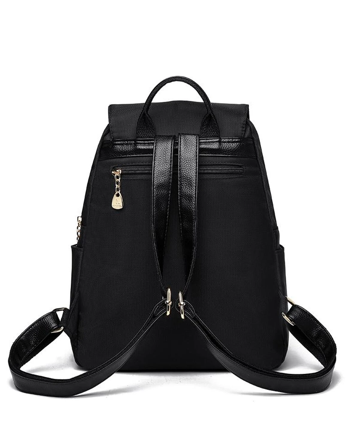 Bolso de dama y niña negro, de espalda con correas ajustables, detalles en piel y colgante dorado.