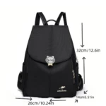 Mochila negra para dama con detalle de gato y logo de canguro. Medidas: 32x26x14cm.