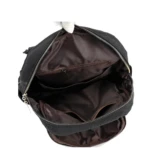 Interior de bolso de seguridad negro abierto, con compartimentos, vista superior.