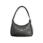Bolso de hombro negro, estilo baguette, textura piel granulada, con correa fina y logo metálico circular pequeño.