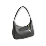 Bolso de hombro pequeño negro, textura piel sintética, con correa delgada y cierres metálicos dorados visibles.