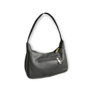 Bolso de hombro pequeño negro, textura piel sintética, con correa delgada y cierres metálicos dorados visibles.