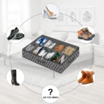Organizador de zapatos de tela gris con compartimentos para guardar calzado bajo la cama.