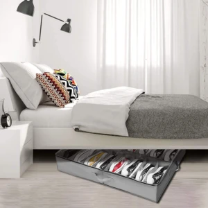 Organizador de zapatos gris bajo cama, con compartimentos para guardar tenis de diversos colores.