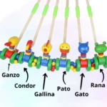 Caminador didáctico de madera con animales coloridos: pato, cóndor, gallina, gato y rana.