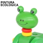 Juguete de madera didáctico de rana verde con ojos saltones, cuello de aros rojos y amarillos, fondo blanco.