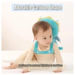 Bebé sentado con mochila de cojín anticaída azul con forma de dinosaurio, texto "Adorable Cartoon Shape".