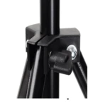 Detalle de ajuste de trípode negro con perilla y tornillo, para cámara o luz.