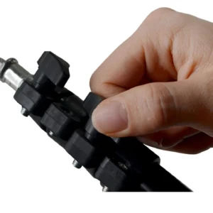 Mano sujetando soporte de cámara de trípode negro con pinza ajustable para luz.