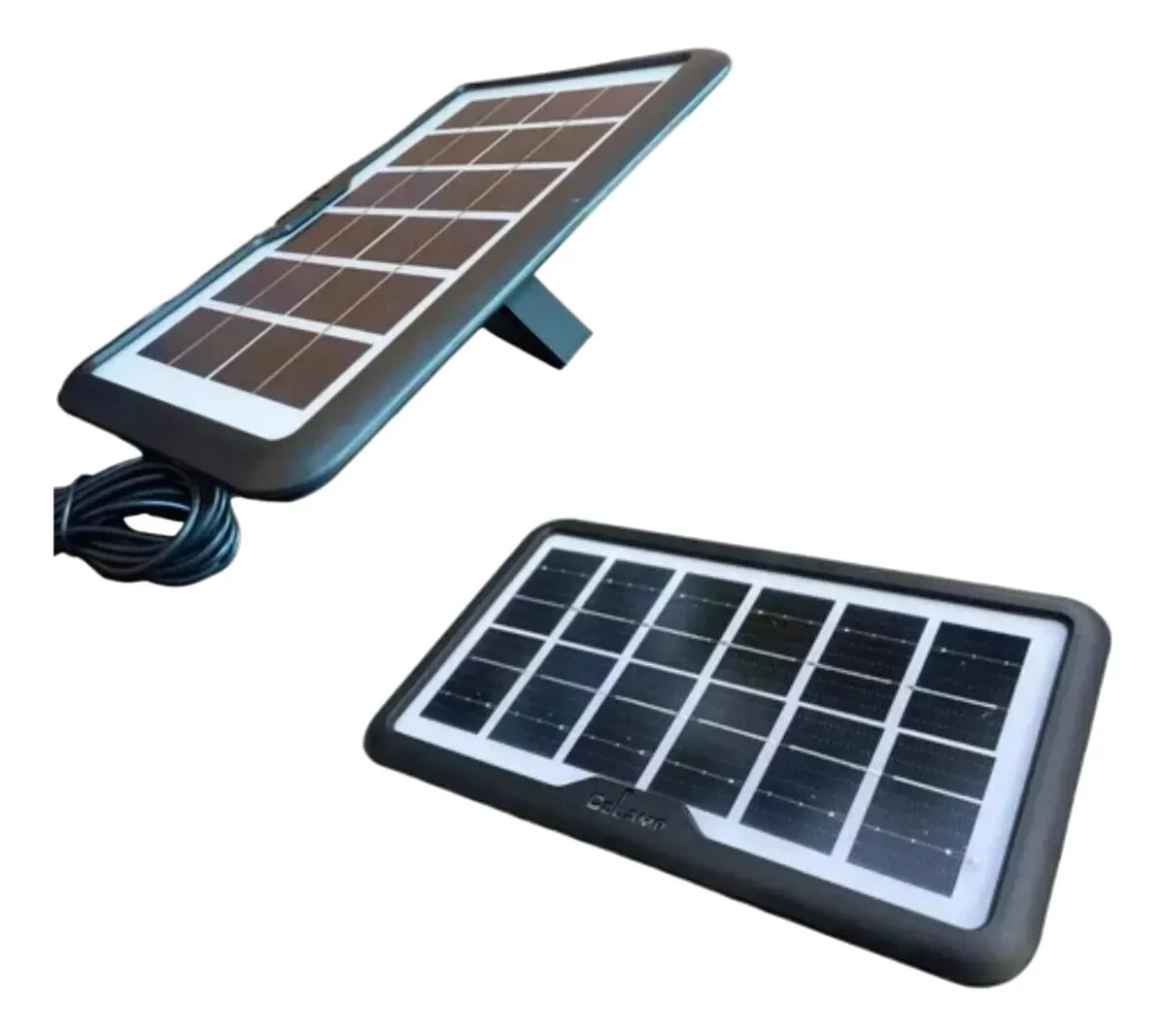 Panel solar portátil con soporte y cable, y otro panel solar más pequeño con logo CELUXON.
