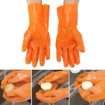 Guantes naranjas de goma con textura antideslizante para pelar papas y verduras en el lavabo.