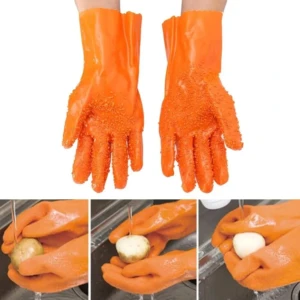 Guantes naranjas de goma con textura antideslizante para pelar papas y verduras en el lavabo.