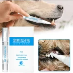 Set de cepillo dental para mascotas tipo bolígrafo, mostrando su aplicación en dientes de perro y empaque.