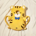 Mochila Salvapasitos de peluche amarillo con forma de tigre y lazo azul, para bebés.