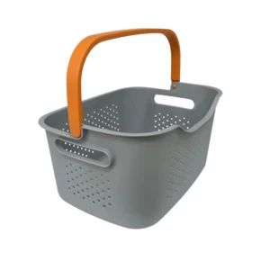 Cesta organizadora gris con asa naranja, diseño perforado para ventilación.