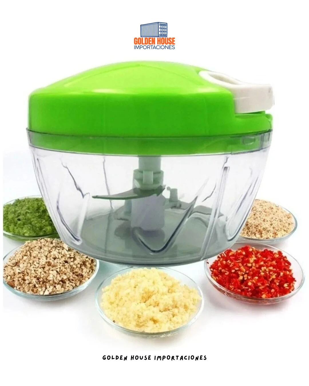 Picador de verduras manual verde con cuchillas, rodeado de cinco recipientes con ingredientes picados: perejil, nueces, ajo, cebolla y chile.