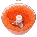 Rallador y picador de verdura con acabado naranja en su interior.