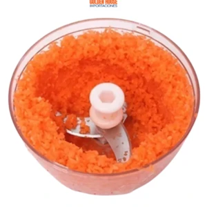 Rallador y picador de verdura con acabado naranja en su interior.